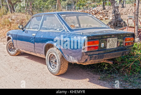 Seat 124 sport. Las Navas del Marqués. Barranco de las Cinco Villas. Valle del Tiétar. Provincia de Ávila. Castilla León. España Banque D'Images