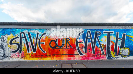 Sauver notre terre, lettrage artiste yvonne matzat, peinture du mur de Berlin, East Side Gallery, Berlin, Allemagne Banque D'Images
