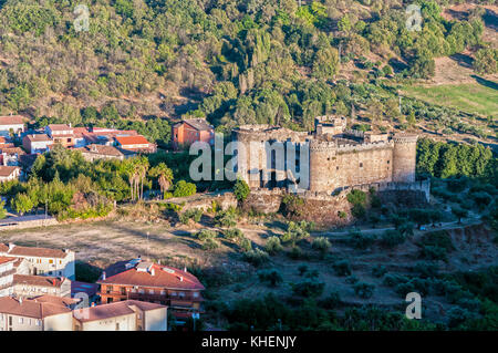 Vista aérea del Castillo de los Duques de Alburquerque en las Navas del Marqués. Barranco de las Cinco Villas. Valle del Tiétar. Provincia de Ávila. Castilla Leó Banque D'Images