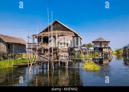 Maisons anciennes et leur reflet dans l'eau sur le lac Inle, myanmar. (Birmanie) Banque D'Images