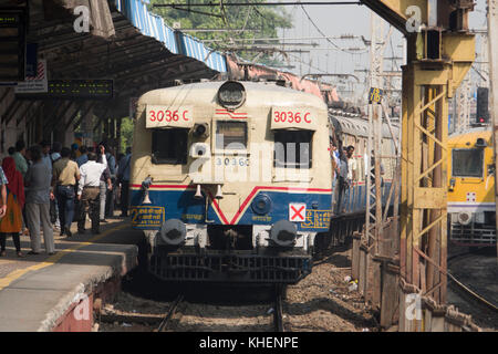 Les passagers et trains de banlieue à vile parle station sur le réseau ferroviaire de banlieue de Mumbai Banque D'Images