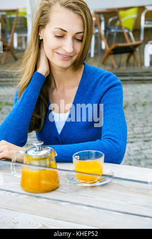 Soft focus jeune femme face portrait Banque D'Images