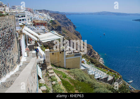 Restaurant au bord du cratère, chemin de l'île de Thira, Santorin, Cyclades, Mer Égée, Grèce Banque D'Images