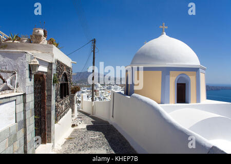 Chemin du bord du cratère à l'île de Thira, Santorin, Cyclades, Mer Égée, Grèce Banque D'Images