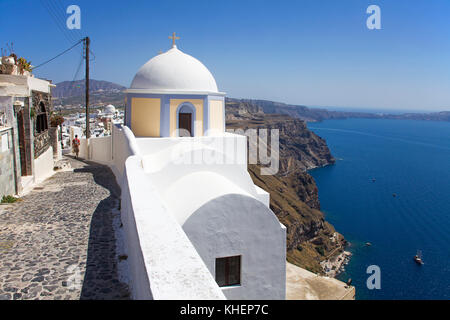 Chemin du bord du cratère à l'île de Thira, Santorin, Cyclades, Mer Égée, Grèce Banque D'Images