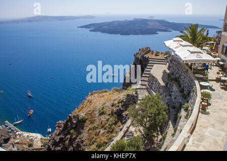 Restaurant au bord du cratère, chemin de l'île de Thira, Santorin, Cyclades, Mer Égée, Grèce Banque D'Images