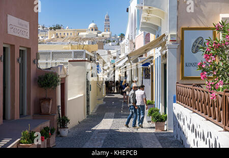 Personnes à la ruelle, des boutiques de souvenirs à Théra, derrière le clocher de l'église catholique, l'île de Santorin, Cyclades, Mer Égée, Grèce Banque D'Images