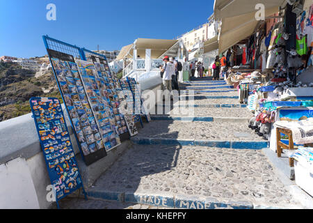 Boutiques de souvenirs au bord du cratère le long chemin, Oia, Santorin, Cyclades, l'île de la mer Égée, Grèce Banque D'Images
