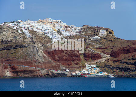 Blick vom meer und auf den alten hafen thira, Santorin, Canaries, aegaeis, Griechenland, mittelmeer, europa | Vue de la mer à la falaise avec le Banque D'Images