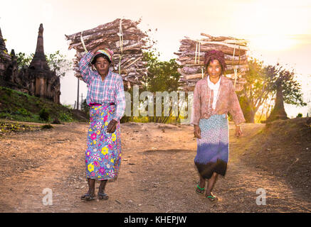 Inle, myanmar - Marc 4, 2017 : les birmanes portant un paquet de bois lourd portant des vêtements traditionnels le 4 mars 2017, à indein myanma , village Banque D'Images