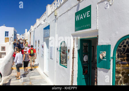 Boutiques de souvenirs au bord du cratère le long chemin, Oia, Santorin, Cyclades, l'île de la mer Égée, Grèce Banque D'Images