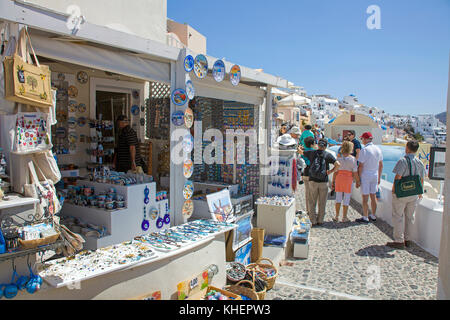 Boutiques de souvenirs au bord du cratère le long chemin, Oia, Santorin, Cyclades, l'île de la mer Égée, Grèce Banque D'Images