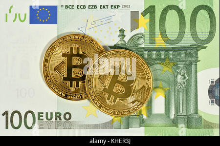 Image symbole de la monnaie numérique, de l'or monnaie physique en face de bitcoin 100 euro banknote Banque D'Images