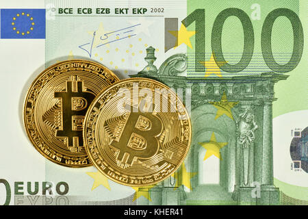 Image symbole de la monnaie numérique, de l'or monnaie physique en face de bitcoin 100 euro banknote Banque D'Images