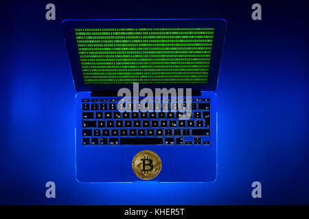 Image symbole de la monnaie numérique, de l'or monnaie physique numérique portable avec bitcoin code binaire Banque D'Images