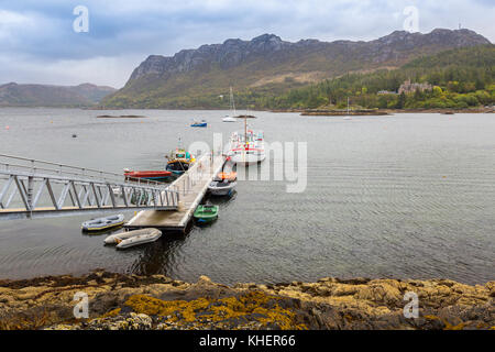 La jetée de Plockton, Ross & Cromarty, donne accès au village pour les petits bateaux sur le Loch Carron, Ecosse, Royaume-Uni Banque D'Images