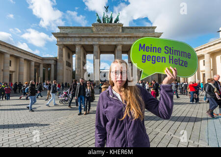 Avec mon vote étudiant bouclier contre l'agitation, l'AFD-démo anti, porte de Brandebourg, Berlin, Allemagne Banque D'Images