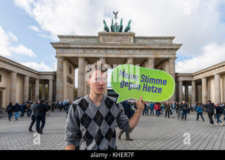 Avec mon vote étudiant bouclier contre l'agitation, l'AFD-démo anti, porte de Brandebourg, Berlin, Allemagne Banque D'Images