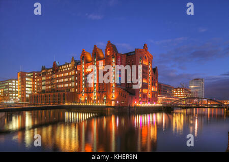 Musée maritime international de Hambourg dans l'ex-kaispeicher j au crépuscule, speicherstadt, hafencity, Hambourg, Allemagne Banque D'Images