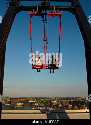 Les enfants balancent dans le Swing 'Over the Edge, au-dessus des toits d'Amsterdam, sur le POINT DE VUE A'DAM, A'DAM TOWER, Amsterdam Banque D'Images