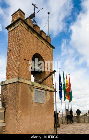 Sur le haut de la tour de la Vela (Watch Tower), avec la célèbre Bell dans son campanile, Alcazaba, La Alhambra, Granada, Andalousie, Espagne Banque D'Images