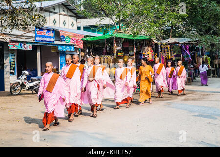 Mingun, Myanmar, le 6 mars 2017 : les religieuses bouddhistes sont à pied les rues de mingun le 6 mars 2017 au Myanmar. (Birmanie) Banque D'Images