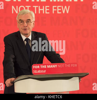 Londres, Royaume-Uni. 16 novembre 2017. Avec moins d'une semaine pour aller jusqu'à l'automne, l'ombre du travail budgétaire Chancelier, John McDonnell MP, publie de nouvelles recherches et définit les principales revendications du parti avant le budget. Crédit : Peter Manning/Alamy Live News Banque D'Images