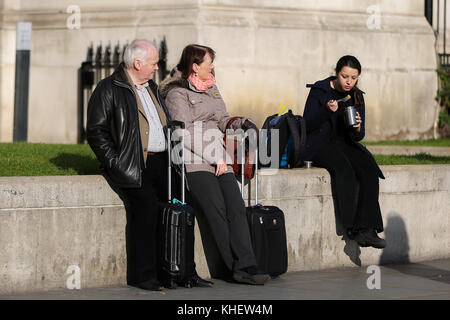 Trafalgar square. Londres, Royaume-Uni. 16 nov, 2017. uk weather. personnes bénéficie d'automne à Trafalgar square, le soleil un jour chaud et ensoleillé dans la capitale. crédit : dinendra haria/Alamy live news Banque D'Images