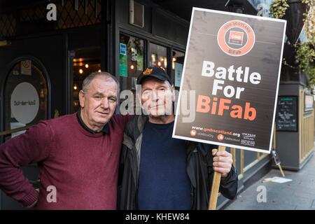 Edinburgh, Royaume-Uni. 16 nov, 2017. À la suite de la marche sur Holyrood par bifab travailleurs qui connaissent des entrepreneurs à partir de la redondance la plante menacée, s'est O'Donnell et Ian Mitchell porter sur la manifestation en face de la Parlement écossais sur le crédit canongate : riche de Dyson/Alamy live news Banque D'Images