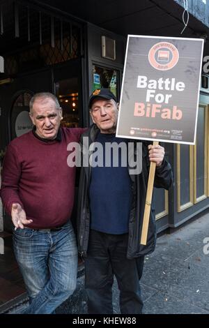 Edinburgh, Royaume-Uni. 16 nov, 2017. À la suite de la marche sur Holyrood par bifab travailleurs qui connaissent des entrepreneurs à partir de la redondance la plante menacée, s'est O'Donnell et Ian Mitchell porter sur la manifestation en face de la Parlement écossais sur le crédit canongate : riche de Dyson/Alamy live news Banque D'Images