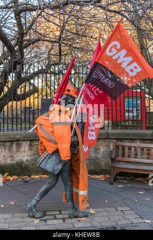 Edinburgh, Royaume-Uni. 16 nov, 2017. À la suite de la marche sur Holyrood par bifab travailleurs qui connaissent la redondance Robert Ferguson statue sur la canongate est orné de drapeaux et semble être la marche en solidarité avec les travailleurs. crédit : riche de Dyson/Alamy live news Banque D'Images