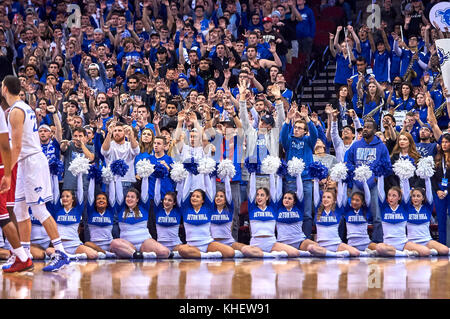 Newark, New Jersey, USA. 15 Nov, 2017. Des halls d'Seton cheerleaders et étudiants au cours de l'action entre la NCAA la Seton Hall pirates et de l'Indiana Hoosiers au Prudential Center de Newark, New Jersey. Duncan Williams/CSM/Alamy Live News Banque D'Images