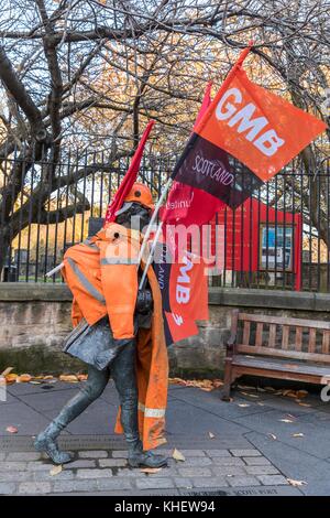 Edinburgh, Royaume-Uni. 16 nov, 2017. À la suite de la marche sur Holyrood par bifab travailleurs qui connaissent la redondance Robert Ferguson statue sur la canongate est orné de drapeaux et semble être la marche en solidarité avec les travailleurs. crédit : riche de Dyson/Alamy live news Banque D'Images