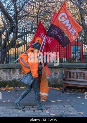 Edinburgh, Royaume-Uni. 16 nov, 2017. À la suite de la marche sur Holyrood par bifab travailleurs qui connaissent la redondance Robert Ferguson statue sur la canongate est orné de drapeaux et semble être la marche en solidarité avec les travailleurs. crédit : riche de Dyson/Alamy live news Banque D'Images