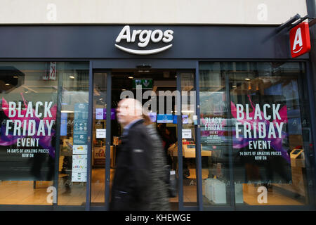 Le Strand. Londres, Royaume-Uni. 16 Nov, 2017. Vendredi noir affiches d'événements affichés dans le volet de direction magasin Argos. Argos est en attribuant à chacun une £5 pour le Black Friday - et il n'y a pas d'investissement minimum. Code unique envoyé aux clients inscrits à e-mail des Argos sont à utiliser avant minuit le 16 novembre 2017. Credit : Dinendra Haria/Alamy Live News Banque D'Images