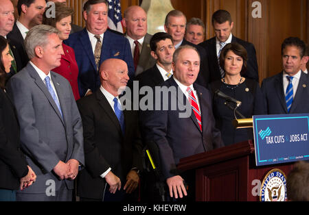 Le whip De La Majorité des Chambres Steve Scalise parle lors d'une célébration par les Républicains de la Chambre après avoir adopté la Tax Cuts and Jobs Act sur Capitol Hill à Washington, DC, le 16 novembre 2017. Crédit: Chris Kleponis/CNP /MediaPunch Banque D'Images