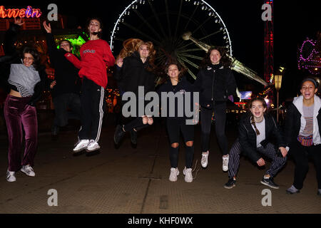 Londres, Angleterre, Royaume-Uni. 16 nov, 2017. Une foule de célébrités et invités assister au lancement de VIP Hyde park Winter Wonderland pour un essai. demain 17 novembre 2017 pendant tout le mois de janvier 2018 est l'ouverture de la fonction Crédit : voir li/Alamy live news Banque D'Images