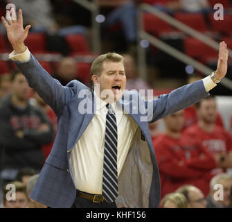 Raleigh, Caroline du Nord, USA. 16 Nov, 2017. DUSTIN KERNS entraîneur en chef de l'Église presbytérienne crie des instructions à son équipe. L'Université North Carolina State Wolfpack a accueilli la Presbyterian flexible bleu au PNC Arena de Raleigh, N.C. Credit : Fabian Radulescu/ZUMA/Alamy Fil Live News Banque D'Images