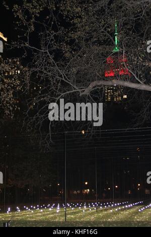 New York City, New York, USA. 16 nov, 2017. un projet d'art public par l'artiste autrichien Erwin redl possède des centaines d'orbes éthérée suspendue à une grille carrée de poteaux d'acier et de câbles se balançant dans le vent sur la pelouse ovale à madison park. les orbes glow avec leurs feux led discrètes dans un modèle aléatoire programmé. crédit : 2017 g. Ronald lopez/zuma/Alamy fil live news Banque D'Images