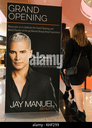Garden City, New York, États-Unis. 16 novembre 2017. Women Shoppers Walk by large Sign annonce que Jay Manuel, maquilleuse et styliste, se présente au Roosevelt Field Mall pour célébrer l’inauguration et la première mondiale de son expérience Jay Manuel Beauty Retail, avec des espaces de vente supplémentaires prévus pour 2018. Les emplacements physiques des magasins, dans les zones communes occupées des centres commerciaux Simon exclusivement, porteront toute sa gamme de produits de beauté. Manuel est célèbre comme l'ancien directeur créatif de l'émission de télé-réalité 'America's Next Top Model. (Crédit image : © Ann P Banque D'Images