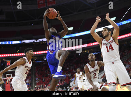Raleigh, Caroline du Nord, USA. 16 Nov, 2017. REGGIE DILLARD, centre, d'Églises presbytériennes disques durs au panier contre OMER YURTSEVEN, droite, de North Carolina State. L'Université North Carolina State Wolfpack a accueilli la Presbyterian flexible bleu au PNC Arena de Raleigh, N.C. Credit : Fabian Radulescu/ZUMA/Alamy Fil Live News Banque D'Images