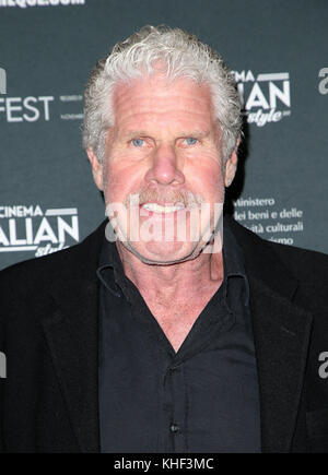 Hollywood, CA - 16 NOVEMBRE : Ron Perlman, au cinéma italien style '17 ouverture soirée Gala Premiere De 'A Ciambra' le 16 novembre 2017 au Théâtre égyptien d'Hollywood, Californie. Crédit: Faye Sadou/Mediapunch Banque D'Images