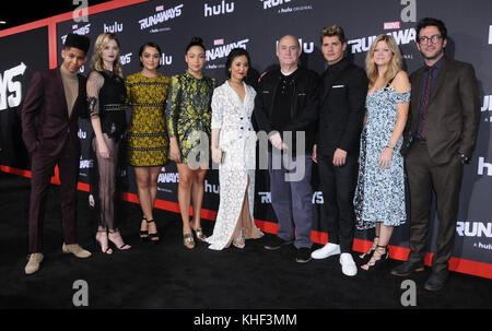 Westwood, CALIFORNIE, États-Unis. 16 novembre 2017. 16 novembre 2017 - Westwood, Californie - Rhenzy Feliz, Virginia Gardner, Ariela Barer, Allegra Acosta, Lyrica Okano, Jeph Loeb, Josh Schwartz, Stephanie Savage, Gregg Sulkin, . Première de ''Marvel's Runaways'' de Hulu au Regency Village Theater à Westwood. Crédit photo : Birdie Thompson/AdMedia crédit : Birdie Thompson/AdMedia/ZUMA Wire/Alamy Live News Banque D'Images