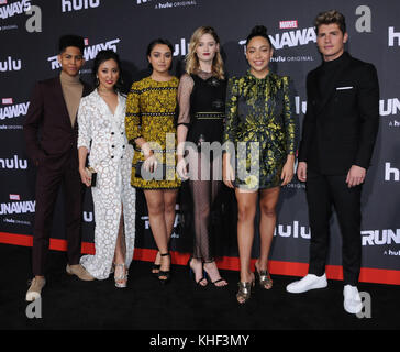 Westwood, CA, USA. 16 nov, 2017. 16 novembre 2017 - Westwood, Californie - rhenzy feliz, lyrica okano, ariela barer, virginia Gardner, allegra Acosta, Gregg sulkin. première de hulu's ''merveille's fugueurs'' tenue au Regency village theatre de Westwood. Crédit photo : birdie thompson/admedia crédit : birdie thompson/admedia/zuma/Alamy fil live news Banque D'Images