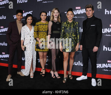 Westwood, CALIFORNIE, États-Unis. 16 novembre 2017. 16 novembre 2017 - Westwood, Californie - Rhenzy Feliz, Lyrica Okano, Ariela Barer, Virginia Gardner, Allegra Acosta, Gregg Sulkin. Première de ''Marvel's Runaways'' de Hulu au Regency Village Theater à Westwood. Crédit photo : Birdie Thompson/AdMedia crédit : Birdie Thompson/AdMedia/ZUMA Wire/Alamy Live News Banque D'Images