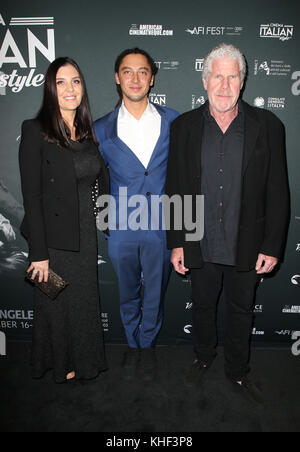 Hollywood, CA - 16 NOVEMBRE: Gisela Marengo, Jonas Carpignano, Ron Perlman, au cinéma italien style '17 ouverture nuit Gala Premiere De 'A Ciambra' le 16 novembre 2017 au Théâtre égyptien d'Hollywood, Californie. Crédit: Faye Sadou/Mediapunch Banque D'Images