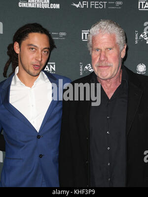 Hollywood, CA - 16 NOVEMBRE: Jonas Carpignano, Ron Perlman, au cinéma italien style '17 ouverture Nuit Gala Premiere De 'A Ciambra' le 16 novembre 2017 au Théâtre égyptien d'Hollywood, Californie. Crédit: Faye Sadou/Mediapunch Banque D'Images