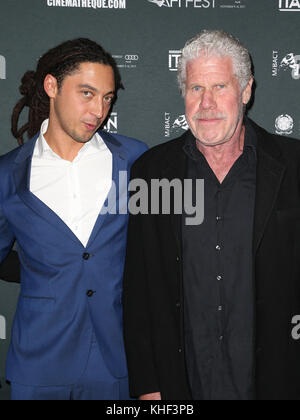 Hollywood, CA - 16 NOVEMBRE: Jonas Carpignano, Ron Perlman, au cinéma italien style '17 ouverture Nuit Gala Premiere De 'A Ciambra' le 16 novembre 2017 au Théâtre égyptien d'Hollywood, Californie. Crédit: Faye Sadou/Mediapunch Banque D'Images