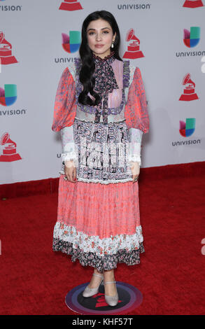 16 novembre 2017 - Las Vegas, NV, États-Unis - 16 novembre 2017 - Las Vegas, NV - mon Laferte. Arrivée des Latin Grammy 2017 au MGM Grand Garden Arena. Crédit photo : MJT/AdMedia Banque D'Images