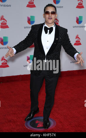 16 novembre 2017 - Las Vegas, NV, États-Unis - 16 novembre 2017 - Las Vegas, NV - J Alvarez. Arrivée des Latin Grammy 2017 au MGM Grand Garden Arena. Crédit photo : MJT/AdMedia Banque D'Images